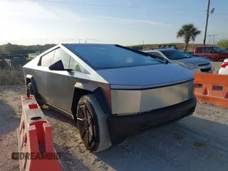 2024 Tesla Cybertruck Cyberbeast z VIN 7G2CEHEE5RA048670, wystawiony jako IAAI lot #42087968 z przebiegiem 3 570 mil mil oraz . Historia ofert i sprzedaży dostępna na DreamBid. Obrazek 1.