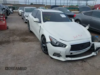 2015 Infiniti Q50 Premium z VIN JN1BV7APXFM352327, wystawiony jako IAAI lot #42367983 z przebiegiem 110 636 mil mil oraz . Historia ofert i sprzedaży dostępna na DreamBid. Obrazek 1.