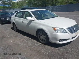 2008 Toyota Avalon XL z VIN 4T1BK36B98U299730, wystawiony jako IAAI lot #42206009 z przebiegiem 133 135 mil mil oraz . Historia ofert i sprzedaży dostępna na DreamBid. Obrazek 1.