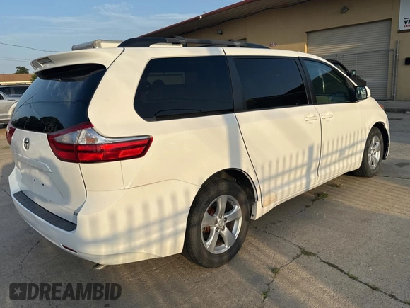 2015 Toyota Sienna LE AAS z VIN 5TDKK3DC5FS679407, wystawiony jako Copart lot #60572255 z przebiegiem 71 303 mil mil oraz Szkoda całkowita • Salvage title. Historia ofert i sprzedaży dostępna na DreamBid. Obrazek 4.