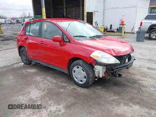 2007 Nissan Versa SL z VIN 3N1BC13E37L363048, wystawiony jako IAAI lot #41758957 z przebiegiem 161 455 mil mil oraz . Historia ofert i sprzedaży dostępna na DreamBid. Obrazek 1.
