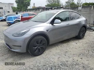 2025 Tesla Model Y Long Range z VIN 7SAYGDED3SF281798, wystawiony jako Copart lot #52300475 z przebiegiem 3675 mil mil oraz Nie do naprawy. Historia ofert i sprzedaży dostępna na DreamBid. Obrazek 1.