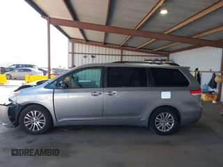2013 Toyota Sienna XLE AAS z VIN 5TDYK3DC9DS305552, wystawiony jako IAAI lot #42386940 z przebiegiem 64 823 mil mil oraz . Historia ofert i sprzedaży dostępna na DreamBid. Obrazek 15.