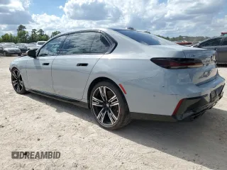 2023 BMW 7 Series 760i xDrive z VIN WBA33EJ02PCM31462, wystawiony jako Copart lot #60895944 z przebiegiem 21 413 mil mil oraz Czysty tytuł • Clean title. Historia ofert i sprzedaży dostępna na DreamBid. Obrazek 2.