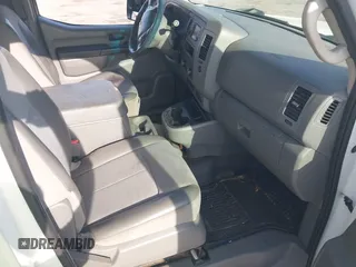 2013 Nissan NV Cargo SV z VIN 1N6BF0LY9DN114044, wystawiony jako IAAI lot #39906440 z przebiegiem 238 850 mil mil oraz . Historia ofert i sprzedaży dostępna na DreamBid. Obrazek 5.