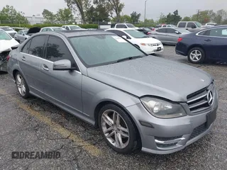 2014 Mercedes-Benz C 250 Sport z VIN WDDGF4HBXEG253583, wystawiony jako IAAI lot #42189407 z przebiegiem 134 896 mil mil oraz . Historia ofert i sprzedaży dostępna na DreamBid. Obrazek 1.