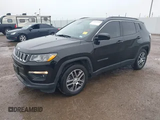 2020 Jeep Compass Latitude z VIN 3C4NJCBB2LT162156, wystawiony jako IAAI lot #41954922 z przebiegiem 41 426 mil mil oraz . Historia ofert i sprzedaży dostępna na DreamBid. Obrazek 2.