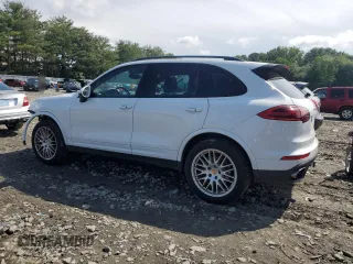 2017 Porsche Cayenne z VIN WP1AA2A23HKA80342, wystawiony jako Copart lot #60908035 z przebiegiem 61 583 mil mil oraz Szkoda całkowita • Salvage title. Historia ofert i sprzedaży dostępna na DreamBid. Obrazek 2.