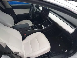 2018 Tesla Model 3 Long Range Battery z VIN 5YJ3E1EB8JF135728, wystawiony jako IAAI lot #41863870 z przebiegiem 124 053 mil mil oraz . Historia ofert i sprzedaży dostępna na DreamBid. Obrazek 5.