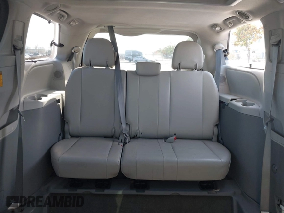 2014 Toyota Sienna XLE z VIN 5TDYK3DC6ES440358, wystawiony jako IAAI lot #40988116 z przebiegiem 87 692 mil mil oraz . Historia ofert i sprzedaży dostępna na DreamBid. Obrazek 8.