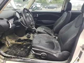 2011 MINI Hardtop z VIN WMWSU3C54BT097885, wystawiony jako Copart lot #55574545 z przebiegiem 133 527 mil mil oraz Szkoda całkowita • Salvage title. Historia ofert i sprzedaży dostępna na DreamBid. Obrazek 7.