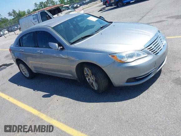 2013 Chrysler 200 Touring z VIN 1C3CCBBB9DN542645, wystawiony jako IAAI lot #42298710 z przebiegiem 114 317 mil mil oraz . Historia ofert i sprzedaży dostępna na DreamBid. Obrazek 1.