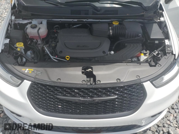 2025 Chrysler Pacifica Limited with VIN 2C4RC1GG1SR539601, listed as a Copart auction lot 60714795 with 9,796 mi miles and Clean title. Bid and sale history available at DreamBid. Image 12.