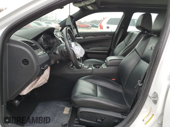 2020 Chrysler 300 S z VIN 2C3CCABG0LH175504, wystawiony jako Copart lot #43638855 z przebiegiem 73 035 mil mil oraz Szkoda całkowita • Salvage title. Historia ofert i sprzedaży dostępna na DreamBid. Obrazek 7.