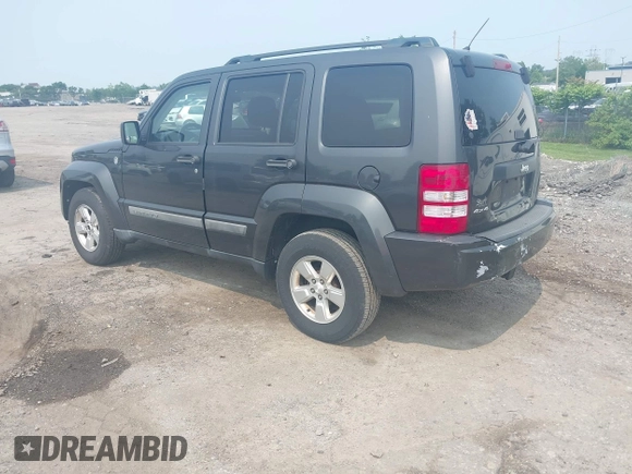 2011 Jeep Liberty Sport Jet z VIN 1J4PN2GK9BW592303, wystawiony jako IAAI lot #42475552 z przebiegiem 241 856 mil mil oraz . Historia ofert i sprzedaży dostępna na DreamBid. Obrazek 3.