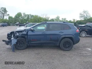 2019 Jeep Cherokee Trailhawk z VIN 1C4PJMBX1KD364100, wystawiony jako IAAI lot #42264518 z przebiegiem 117 020 mil mil oraz . Historia ofert i sprzedaży dostępna na DreamBid. Obrazek 14.