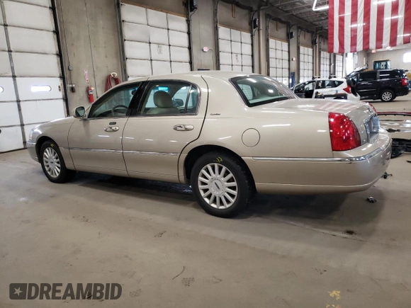 2005 Lincoln Town Car Signature z VIN 1LNHM81W55Y670818, wystawiony jako Copart lot #53279985 z przebiegiem 95 939 mil mil oraz Szkoda całkowita • Salvage title. Historia ofert i sprzedaży dostępna na DreamBid. Obrazek 2.