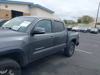 2017 Toyota Tacoma SR5 z VIN 3TMAZ5CN7HM045752, wystawiony jako IAAI lot #42057874 z przebiegiem 89 898 mil mil oraz . Historia ofert i sprzedaży dostępna na DreamBid. Obrazek 14.