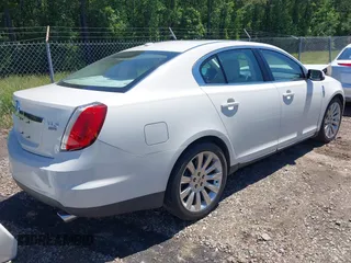 2009 Lincoln MKS z VIN 1LNHM94RX9G612789, wystawiony jako IAAI lot #42186457 z przebiegiem 78 724 mil mil oraz . Historia ofert i sprzedaży dostępna na DreamBid. Obrazek 4.