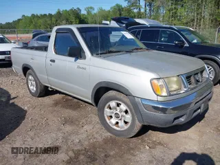 1998 Nissan Frontier XE z VIN 1N6DD21S4WC348065, wystawiony jako IAAI lot #41997502 z przebiegiem 151 631 mil mil oraz . Historia ofert i sprzedaży dostępna na DreamBid. Obrazek 1.