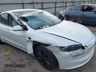 2024 Tesla Model 3 z VIN 5YJ3E1EA7RF866167, wystawiony jako IAAI lot #41785785 z przebiegiem 4 607 mil mil oraz . Historia ofert i sprzedaży dostępna na DreamBid. Obrazek 6.