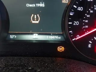 2018 Kia Cadenza Premium with VIN KNALC4J17J5099307, listed as a IAAI auction lot 41925008 with 118,474 mi miles. Bid and sale history available at carsss.com. Image 15.