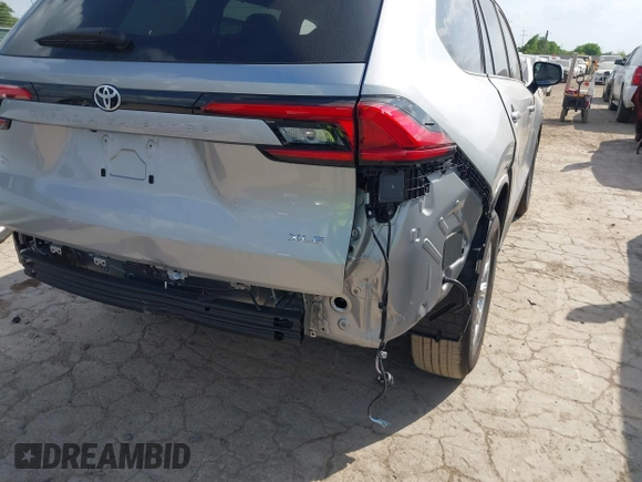 2024 Toyota Highlander XLE with VIN 5TDAAAA55RS017176, listed as a IAAI auction lot 42038401 with 14 mi miles and . Bid and sale history available at DreamBid. Image 6.