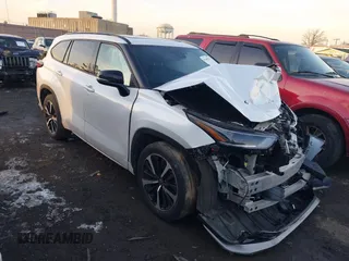 2022 Toyota Highlander XSE z VIN 5TDLZRAH5NS134017, wystawiony jako IAAI lot #41206124 z przebiegiem 24 834 mil mil oraz . Historia ofert i sprzedaży dostępna na DreamBid. Obrazek 1.