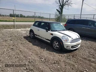 2011 MINI Hardtop z VIN WMWSU3C54BT097885, wystawiony jako Copart lot #55574545 z przebiegiem 133 527 mil mil oraz Szkoda całkowita • Salvage title. Historia ofert i sprzedaży dostępna na DreamBid. Obrazek 13.