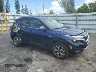 2021 Kia Seltos EX z VIN KNDERCAA9M7219461, wystawiony jako Copart lot #56696985 z przebiegiem 35 671 mil mil oraz Szkody całkowita. Historia ofert i sprzedaży dostępna na DreamBid. Obrazek 4.