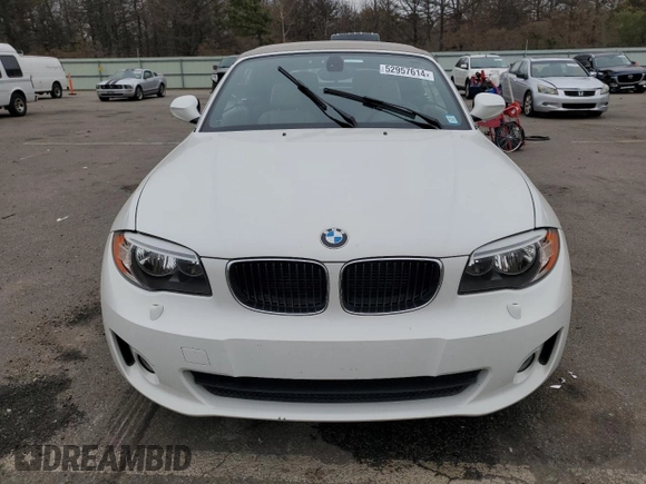 2013 BMW 1 Series 128i z VIN WBAUL7C56DVM83718, wystawiony jako Copart lot #52957614 z przebiegiem 73 621 mil mil oraz Czysty tytuł • Clean title. Historia ofert i sprzedaży dostępna na DreamBid. Obrazek 5.