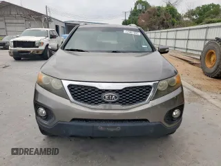 2012 Kia Sorento LX z VIN 5XYKT3A6XCG220216, wystawiony jako Copart lot #57467095 z przebiegiem 116 672 mil mil oraz Szkoda całkowita • Salvage title. Historia ofert i sprzedaży dostępna na DreamBid. Obrazek 5.