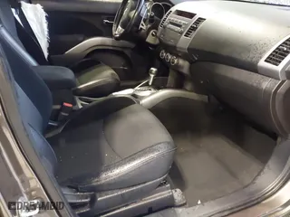2013 Mitsubishi Outlander SE with VIN JA4AS3AW3DU012736, listed as a IAAI auction lot 41363183 with 83,677 mi miles. Bid and sale history available at carsss.com. Image 5.
