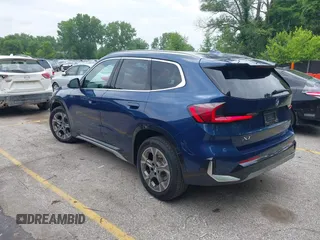 2025 BMW X1 xDrive28i z VIN WBX73EF07S5228273, wystawiony jako IAAI lot #42436863 z przebiegiem 6 845 mil mil oraz . Historia ofert i sprzedaży dostępna na DreamBid. Obrazek 3.