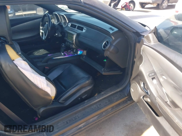 2013 Chevrolet Camaro LT z VIN 2G1FC3D33D9134173, wystawiony jako IAAI lot #41954984 z przebiegiem 157 919 mil mil oraz . Historia ofert i sprzedaży dostępna na DreamBid. Obrazek 5.