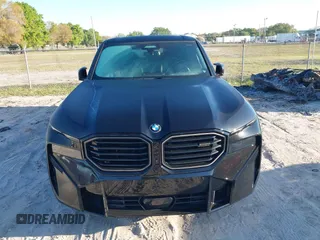 2024 BMW XM z VIN 5YM23CS0XR9U58952, wystawiony jako IAAI lot #41781429 z przebiegiem 8621 mil mil oraz . Historia ofert i sprzedaży dostępna na DreamBid. Obrazek 6.
