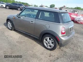 2013 MINI Hardtop z VIN WMWSU3C5XDT685745, wystawiony jako IAAI lot #42300577 z przebiegiem 112 804 mil mil oraz . Historia ofert i sprzedaży dostępna na DreamBid. Obrazek 3.