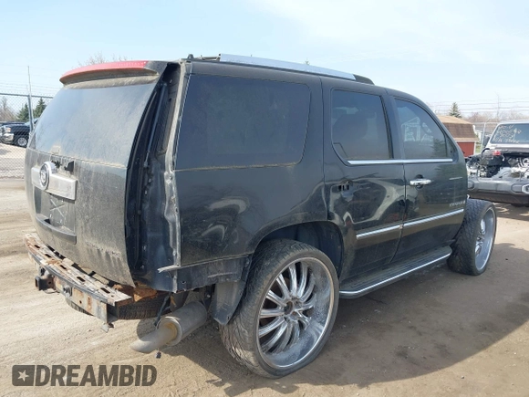 2008 Cadillac Escalade z VIN 1GYFK63828R141386, wystawiony jako IAAI lot #42069821 z przebiegiem Nie podano mil oraz . Historia ofert i sprzedaży dostępna na DreamBid. Obrazek 4.