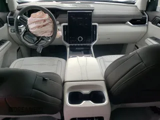 2024 GMC Acadia FWD Denali z VIN 1GKENLKS3RJ164796, wystawiony jako Copart lot #69429724 z przebiegiem 4977 mil mil oraz Szkoda całkowita • Salvage title. Historia ofert i sprzedaży dostępna na DreamBid. Obrazek 8.