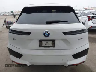2022 BMW iX xDrive50 z VIN WB523CF01NCK27983, wystawiony jako IAAI lot #42106093 z przebiegiem 21 505 mil mil oraz . Historia ofert i sprzedaży dostępna na DreamBid. Obrazek 16.