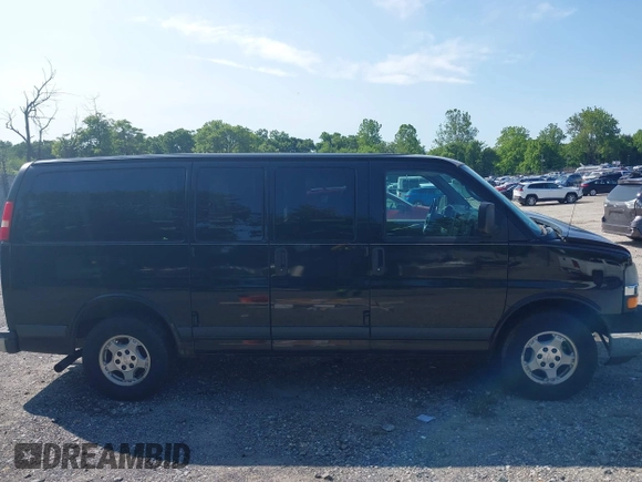 2005 Chevrolet Express Passenger z VIN 1GNFG15T751169844, wystawiony jako IAAI lot #42393893 z przebiegiem 226 673 mil mil oraz . Historia ofert i sprzedaży dostępna na DreamBid. Obrazek 13.