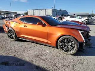 2023 Chevrolet Camaro ZL1 z VIN 1G1FK1R60P0126847, wystawiony jako Copart lot #86620744 z przebiegiem 9905 mil mil oraz Szkody całkowita. Historia ofert i sprzedaży dostępna na DreamBid. Obrazek 4.