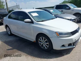 2011 Volkswagen Jetta SE z VIN 3VWDX7AJ4BM052225, wystawiony jako IAAI lot #42192222 z przebiegiem 324 889 mil mil oraz . Historia ofert i sprzedaży dostępna na DreamBid. Obrazek 1.