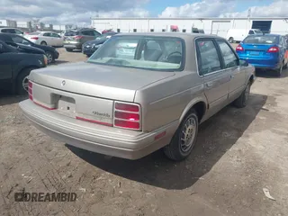 1996 Oldsmobile Cutlass Ciera 1SA VX5 z VIN 1G3AJ55MXT6328733, wystawiony jako IAAI lot #41972783 z przebiegiem 182 525 mil mil oraz . Historia ofert i sprzedaży dostępna na DreamBid. Obrazek 4.