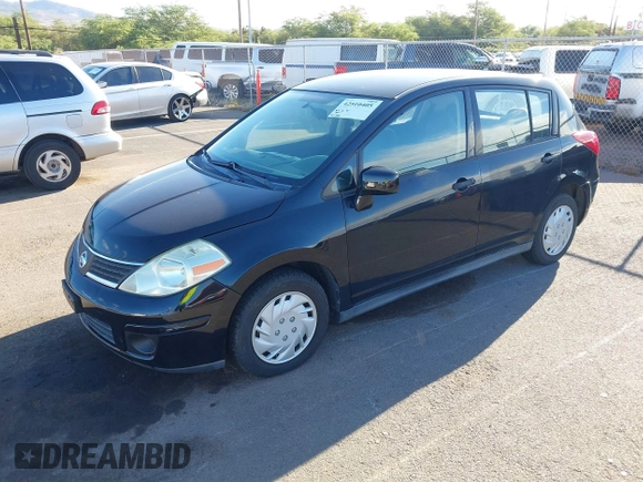 2009 Nissan Versa S z VIN 3N1BC13EX9L363180, wystawiony jako IAAI lot #42510405 z przebiegiem 113 287 mil mil oraz . Historia ofert i sprzedaży dostępna na DreamBid. Obrazek 2.