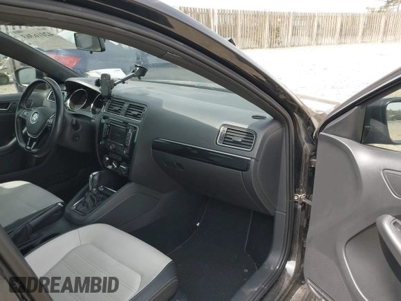 2015 Volkswagen Jetta SE z VIN 3VWD17AJ8FM403564, wystawiony jako IAAI lot #42016363 z przebiegiem 127 104 mil mil oraz . Historia ofert i sprzedaży dostępna na DreamBid. Obrazek 5.