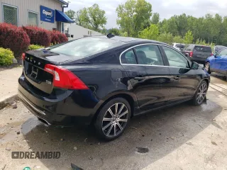 2017 Volvo S60 Inscription z VIN LYV402HK3HB132249, wystawiony jako Copart lot #62182244 z przebiegiem 58 716 mil mil oraz Szkoda całkowita • Salvage title. Historia ofert i sprzedaży dostępna na DreamBid. Obrazek 3.