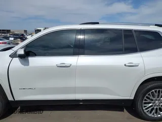 2025 GMC Acadia FWD Denali z VIN 1GKENLRS3SJ214267, wystawiony jako IAAI lot #42290521 z przebiegiem Nie podano mil oraz . Historia ofert i sprzedaży dostępna na DreamBid. Obrazek 15.