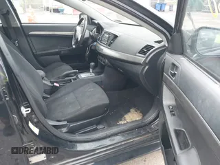 2015 Mitsubishi Lancer ES z VIN JA32U2FU9FU002350, wystawiony jako IAAI lot #40054160 z przebiegiem 120 980 mil mil oraz . Historia ofert i sprzedaży dostępna na DreamBid. Obrazek 5.
