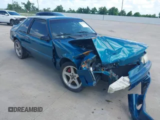 1993 Ford Mustang z VIN 1FACP41M2PF201378, wystawiony jako IAAI lot #42523660 z przebiegiem Nie podano mil oraz . Historia ofert i sprzedaży dostępna na DreamBid. Obrazek 1.